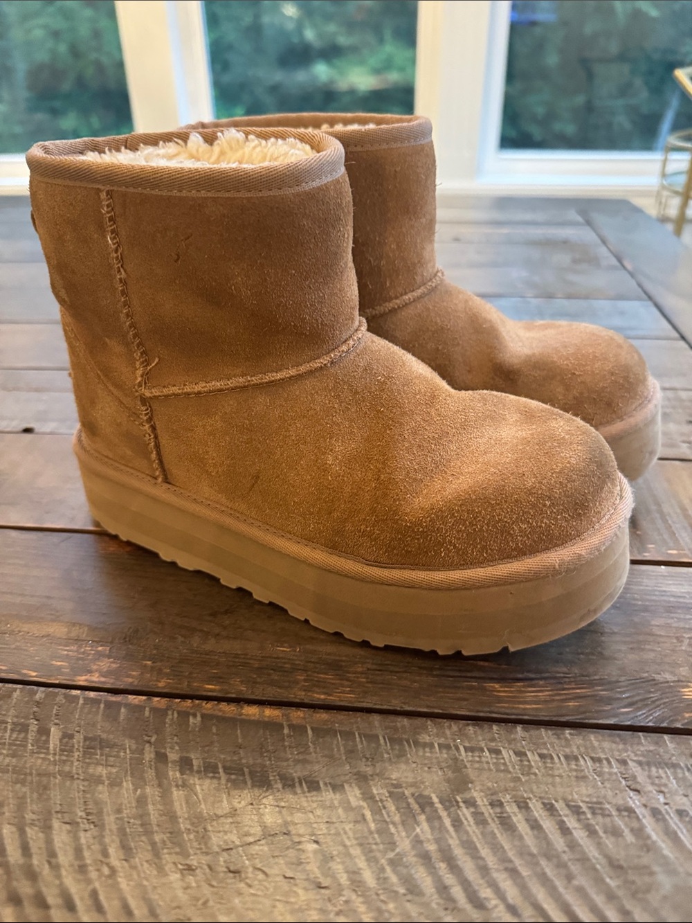 UGG Kids Chestnut Suede Winter Boots platform-mini Youth size 4 (women’s 6)